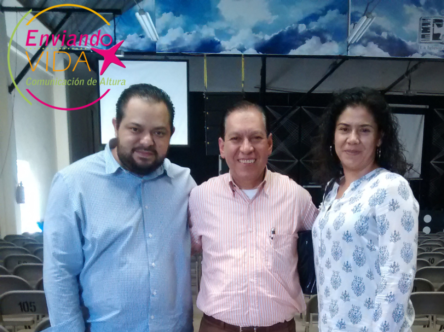 Enviando Vida y el pastor Armando Morales